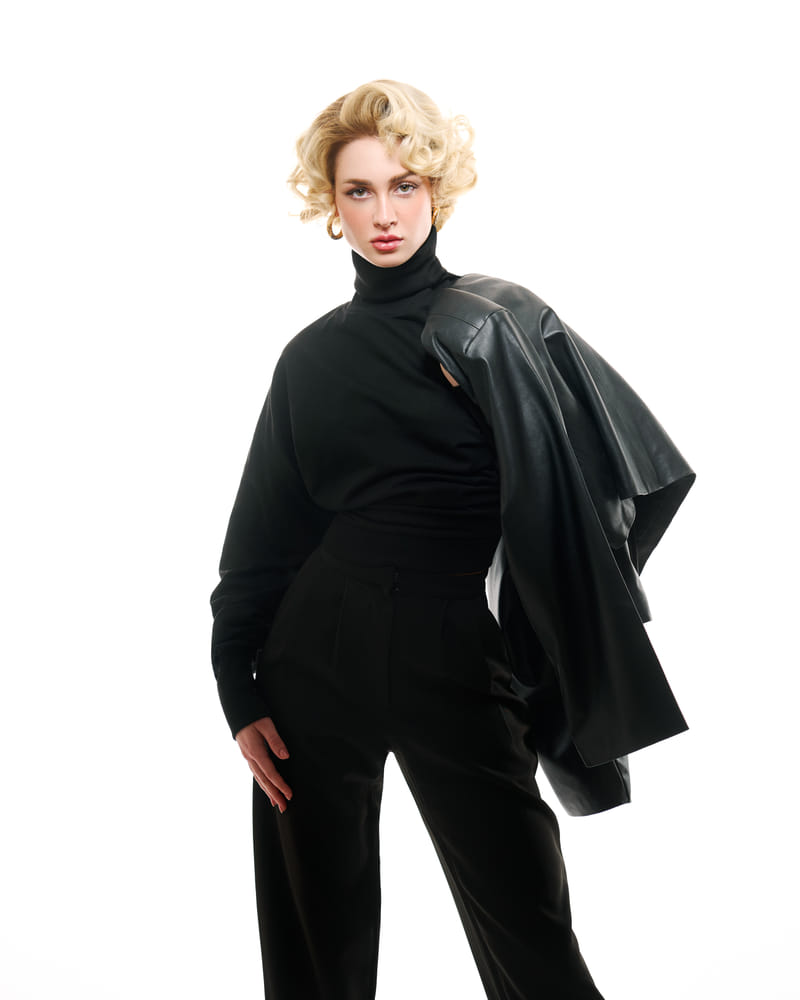 bella-duffy-claire-ua-a1-240310-063