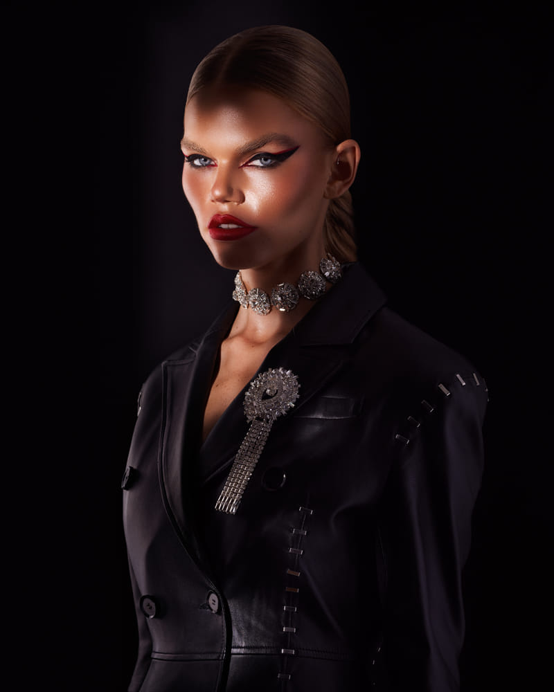 daphne-laan-harpers-vn-d-221111-050