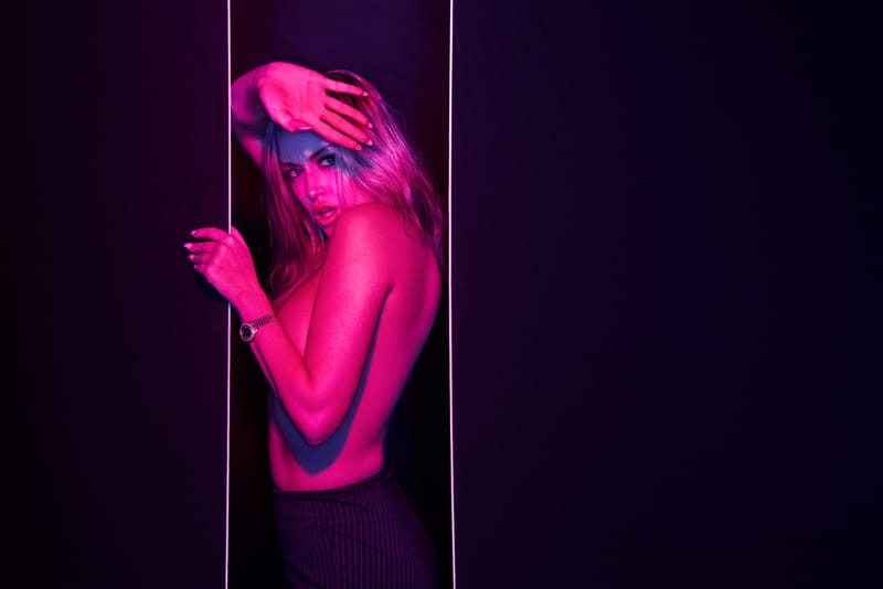 enticing-stories-e2-190311-080