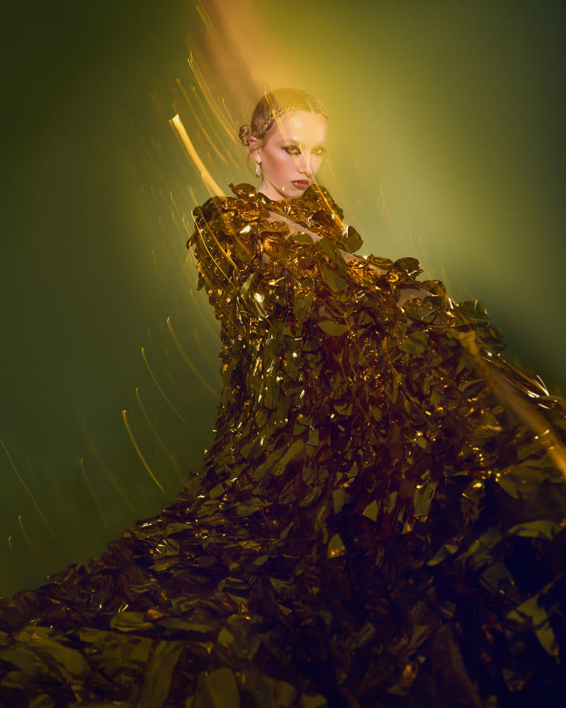 grace-connor-harpers-vn-a-250423-048