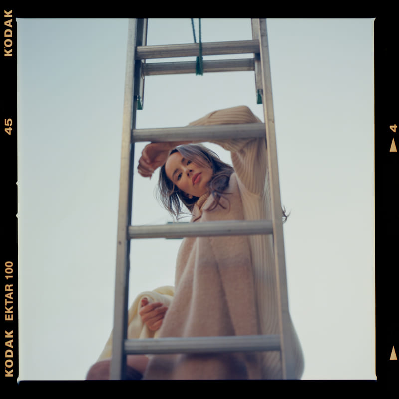 andrea-piecuch-elle-si-231116-fm16