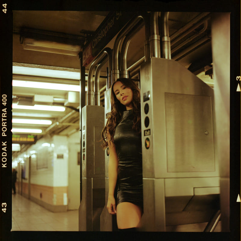 andrea-piecuch-elle-si-231116-fm27