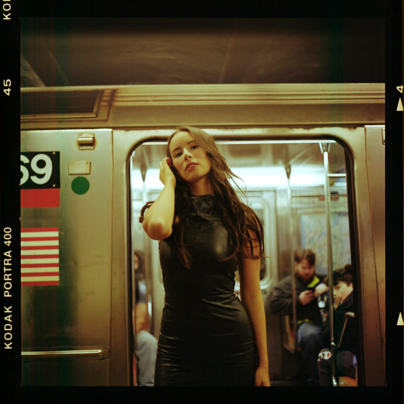 andrea-piecuch-elle-si-231116-fm28