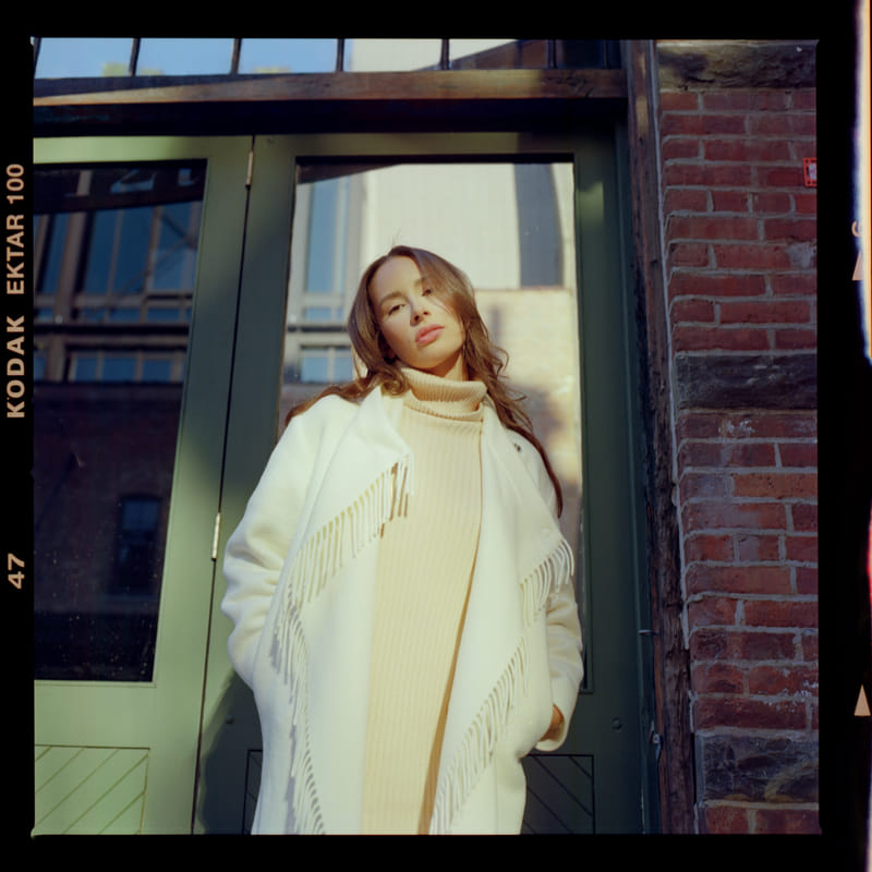 andrea-piecuch-elle-si-231116-fm06