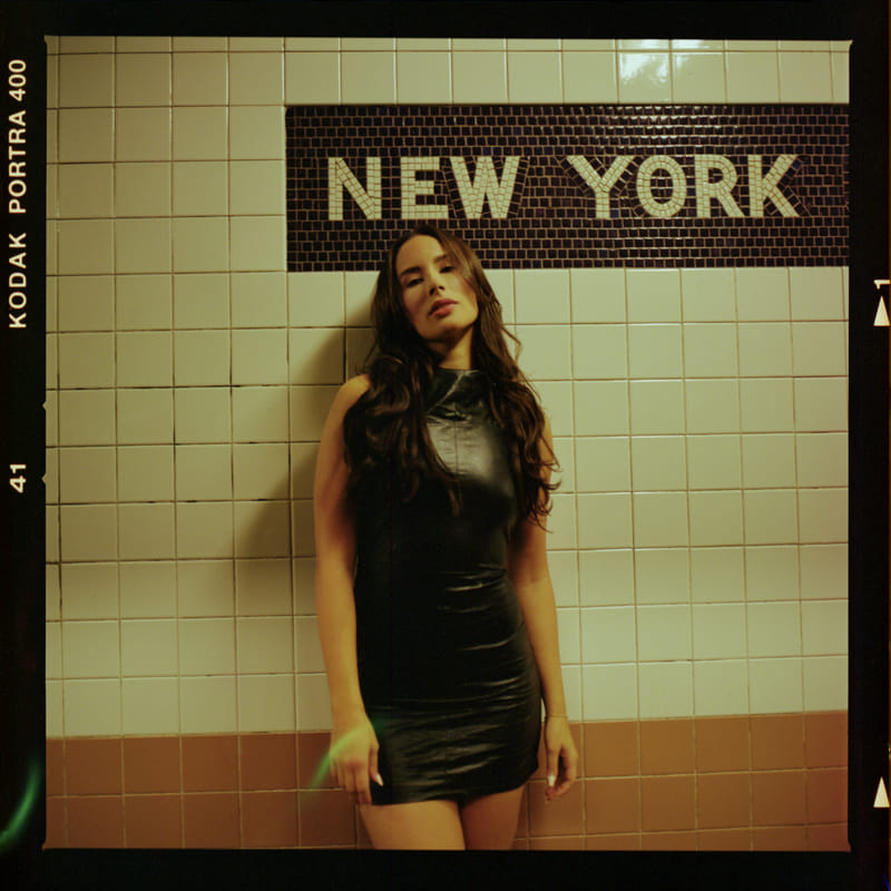 andrea-piecuch-elle-si-231116-fm25